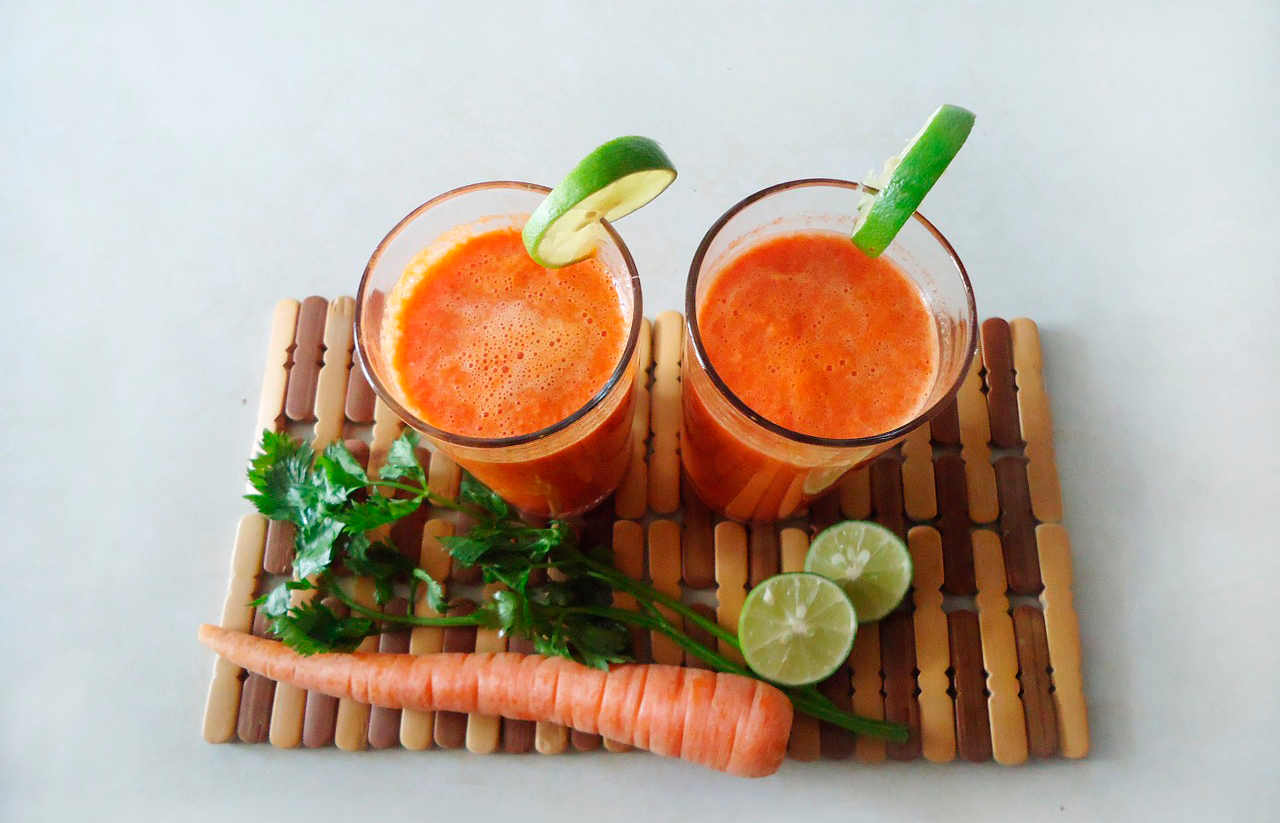 Prueba este saludable smoothie con zanahoria y lima. ¡Es conocido como el batido de la longevidad!