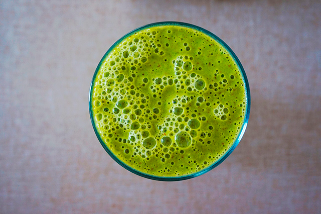Prepara un delicioso batido verde con pepino, piña, espinaca y limón para cargarte de energía.