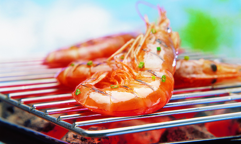 Una deliciosa parrillada de pescado y marisco con salsa de lima