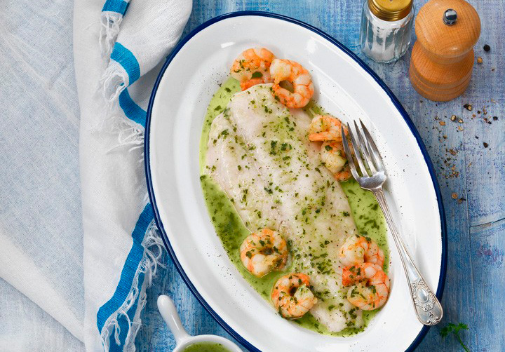 Merluza, gambas y perejil: una combinación para chuparse los dedos. Lluç, gambes i julivert: una combinació per llepar-se els dits!