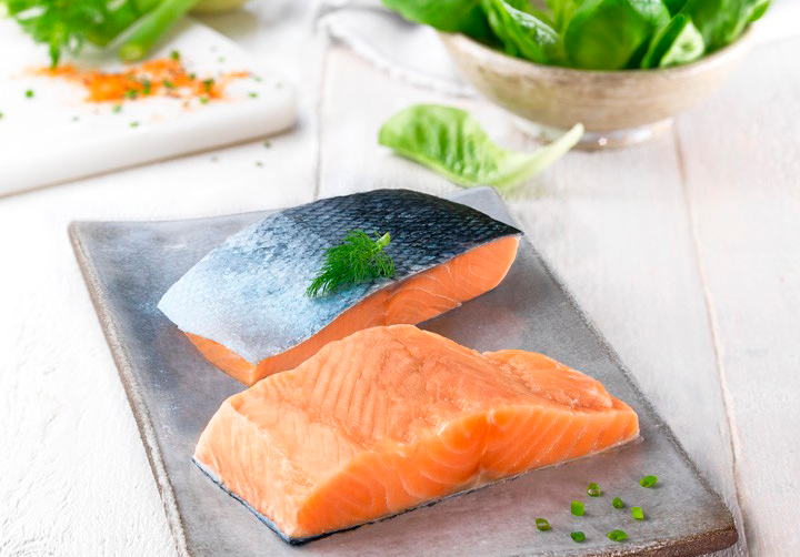 El salmón contiene proteínas de alta calidad, fácilmente digeribles y llenas de aminoácidos esenciales