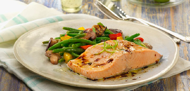salmon-salvaje-con-salteado-mediterraneo