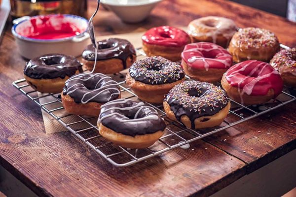 Els dònuts són una altra senzilla i deliciosa opció de regal per al dia de l'amor