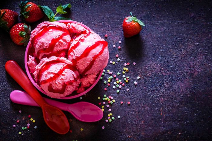 Si has triat un gelat de fruita, una bona opció és decorar-lo amb la mateixa fruita.