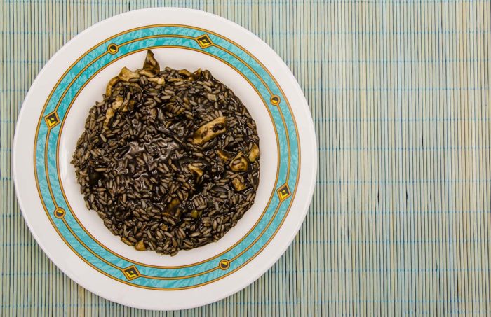 Aportará un toque de color servirlo con medio limón cortado.