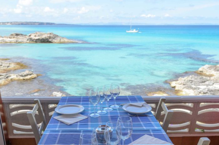 La gastronomia d’aquesta illa està altament influenciada per la seva naturalesa marítima.