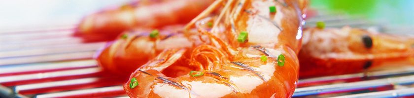 Una deliciosa parrillada de pescado y marisco con salsa de lima