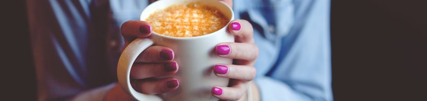 taza-de-cafe-con-manos