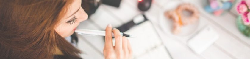 mujer-organizando-trabajo