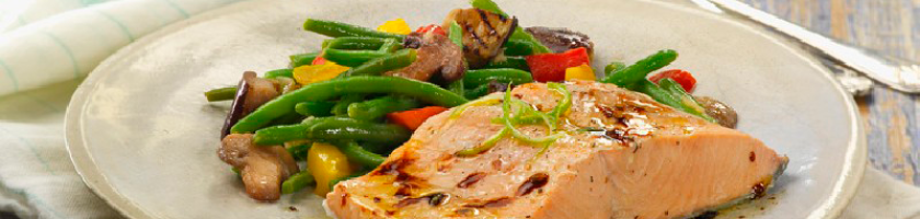 salmon-salvaje-con-salteado-mediterraneo